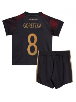 Otroški Nogometna dresi replika Nemčija Leon Goretzka #8 Gostujoči SP 2022 Kratek rokav (+ hlače)